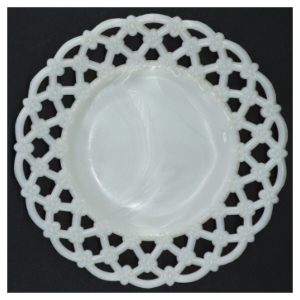 Antikke Hvide Opaline Mælkeglas tallerkener med blonde hulkort 