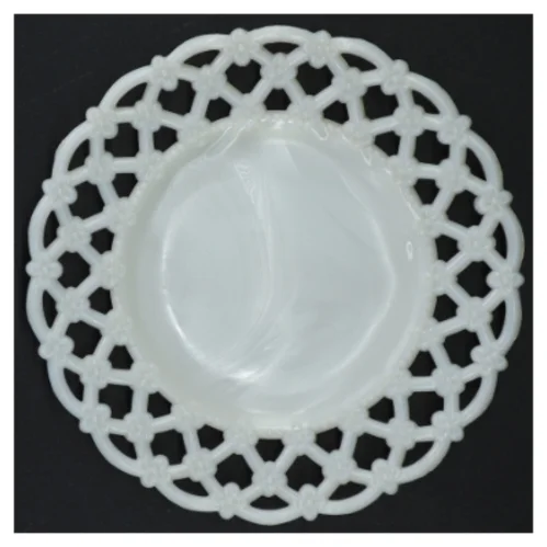 Antikke Hvide Opaline Mælkeglas tallerkener med blonde hulkort 