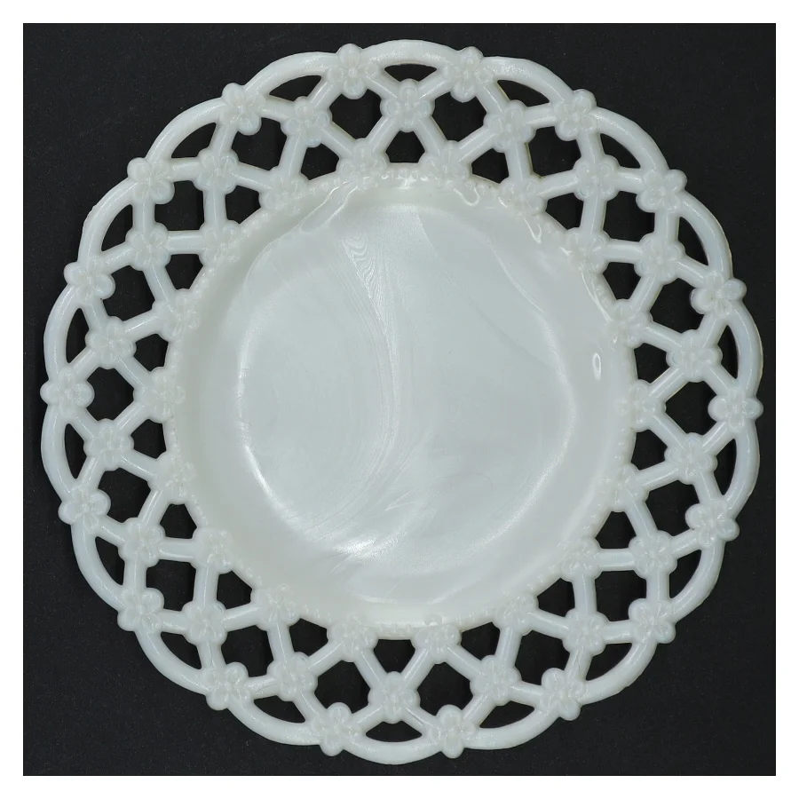 Antikke Hvide Opaline Mælkeglas tallerkener med blonde hulkort 