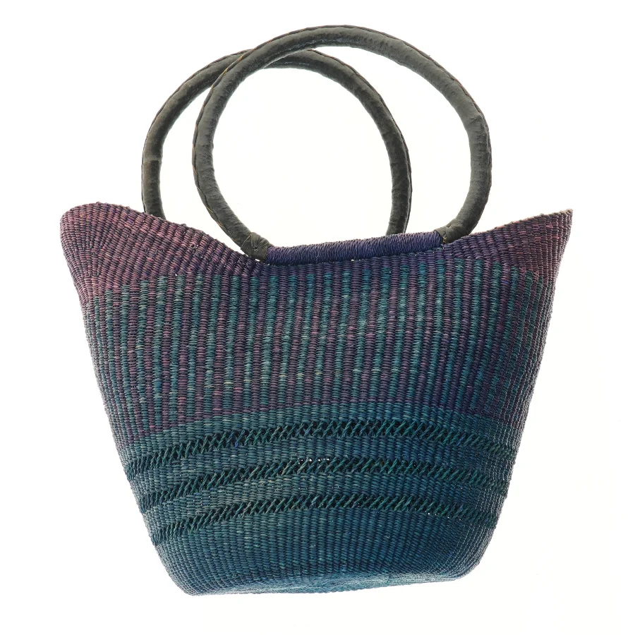 Farvestrålende flettet kurv med læder håndtag (str. 36x51 cm)