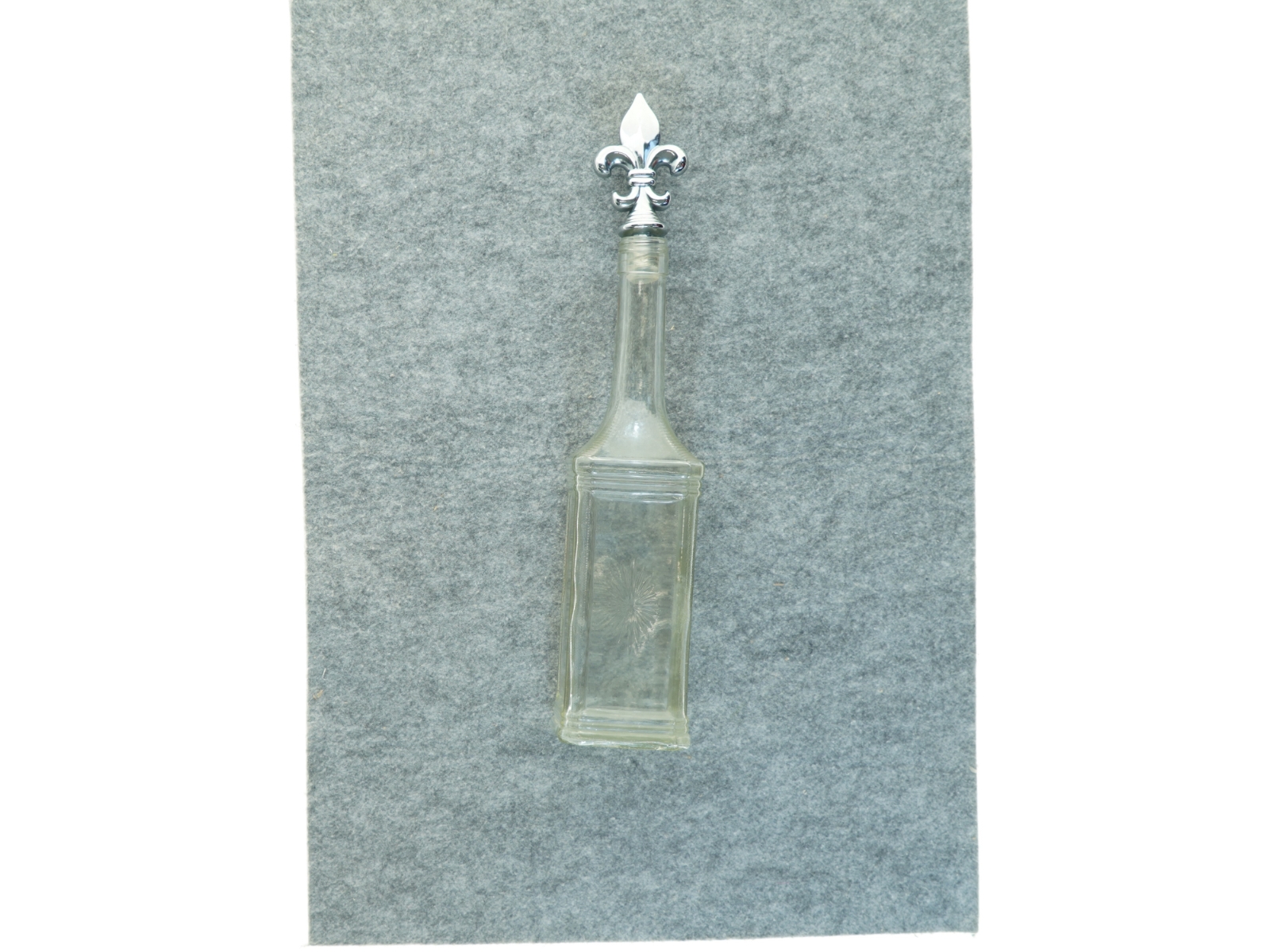 Antik Glaskaraffel og korkprop med sølv fransk lilje (str. 39 x 8 cm)
