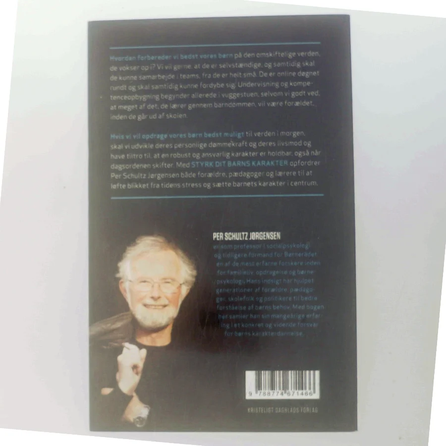 Styrk dit barns karakter : et forsvar for børn, barndom og karakterdannelse af Per Schultz Jørgensen (Bog)