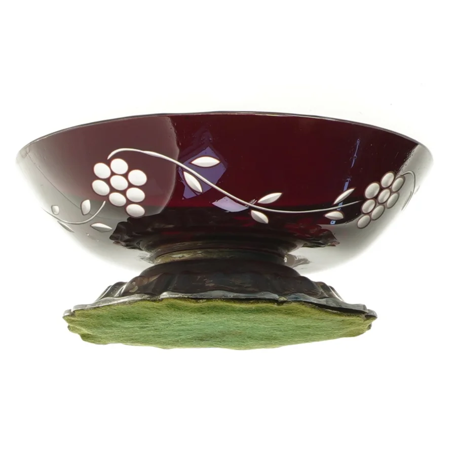 Dekorativ böhmisk glas skål opsats med udskårne detaljer på metal fod (str. 14,5 x 6 cm)