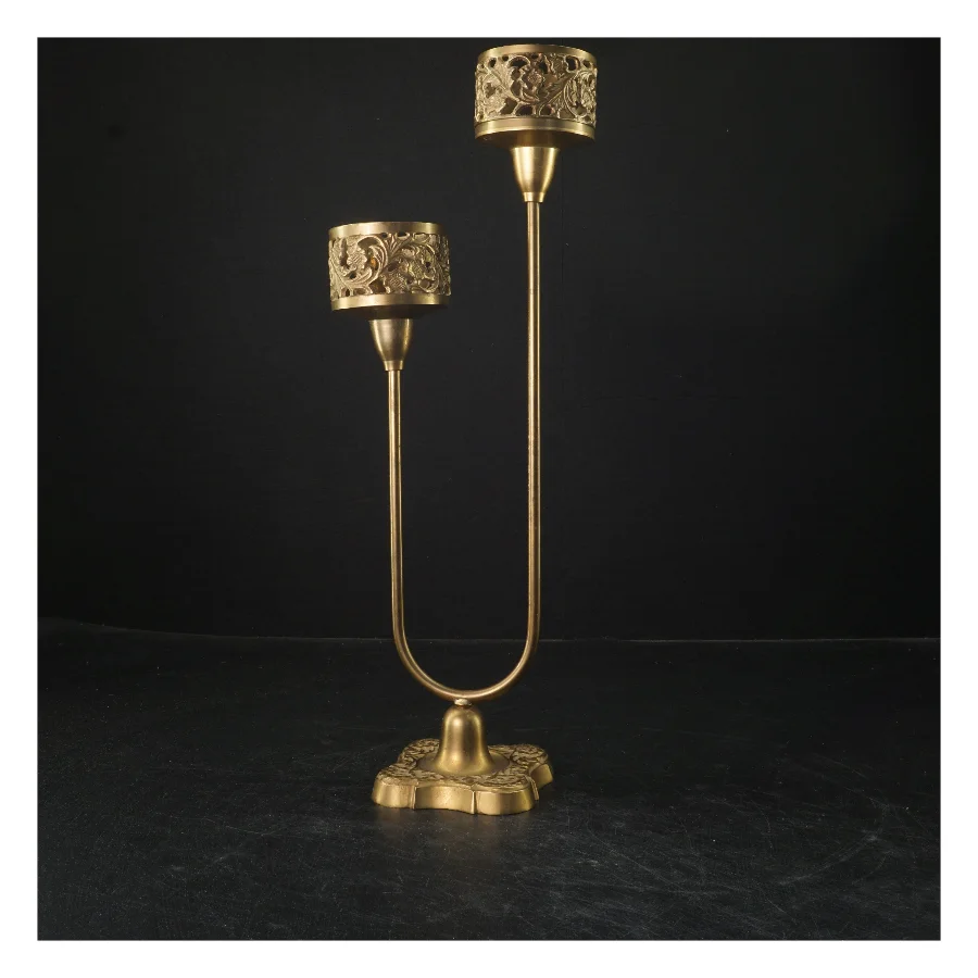 To-armet guldbelagt lysestage (str. 37x14 cm)