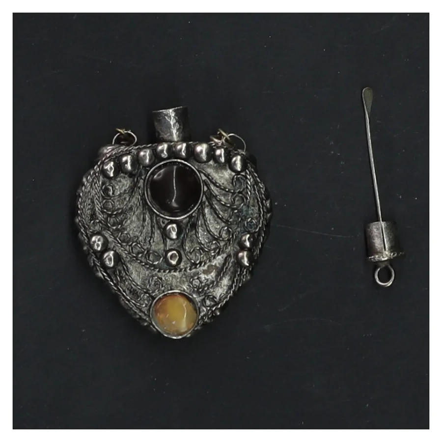 Vintage hjerteformet parfume vedhæng med sten (str. 6x5 cm)