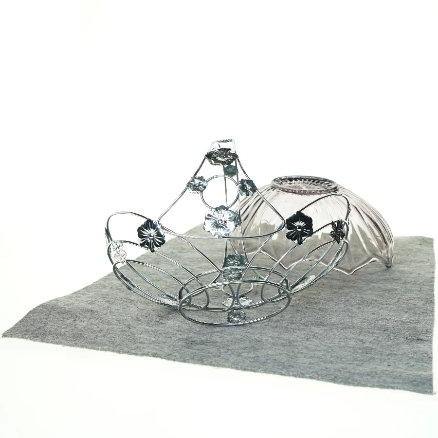 Ornamenteret Sølv kurv med lillatonet glasskål (str. 26 x 16 cm)
