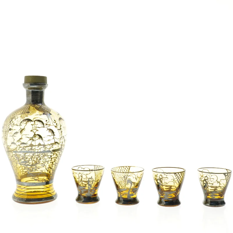 Antik Sølvdekoreret Karaffel i ravfarvet glas med 4 drikkeglas (str. 18 cm)