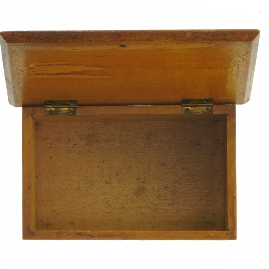 Dekoreret trækasse med skibsmaleri (str. 16x10x6 cm)