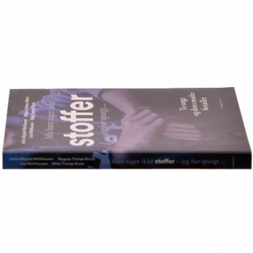 Mit barn tager ikke stoffer - jeg har spurgt : to unge og deres mødre fortæller af Julius Mygind Mühlhausen (Bog)