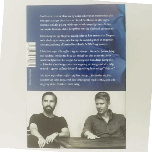 Mit barn tager ikke stoffer - jeg har spurgt : to unge og deres mødre fortæller af Julius Mygind Mühlhausen (Bog)