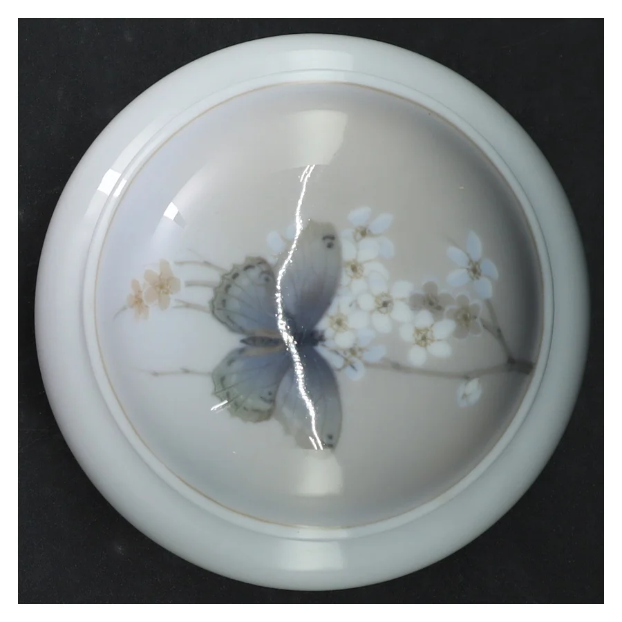 Bonbonniere med blomst og sommerfugl fra Royal Copenhagen (str. Ø. 13,5 cm)