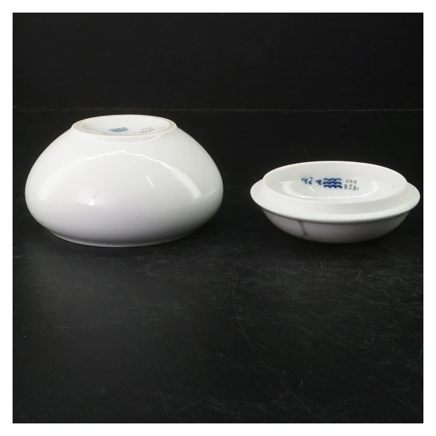 Bonbonniere med blomst og sommerfugl fra Royal Copenhagen (str. Ø. 13,5 cm)