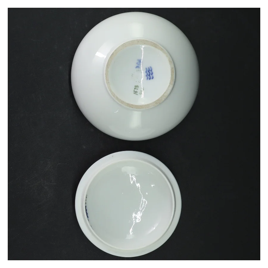 Bonbonniere med blomst og sommerfugl fra Royal Copenhagen (str. Ø. 13,5 cm)