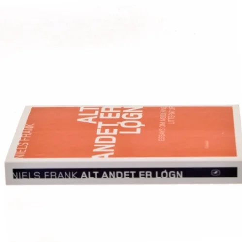 Alt andet er løgn : essays om moderne litteratur af Niels Frank (f. 1963) (Bog)