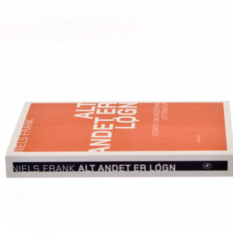 Alt andet er løgn : essays om moderne litteratur af Niels Frank (f. 1963) (Bog)