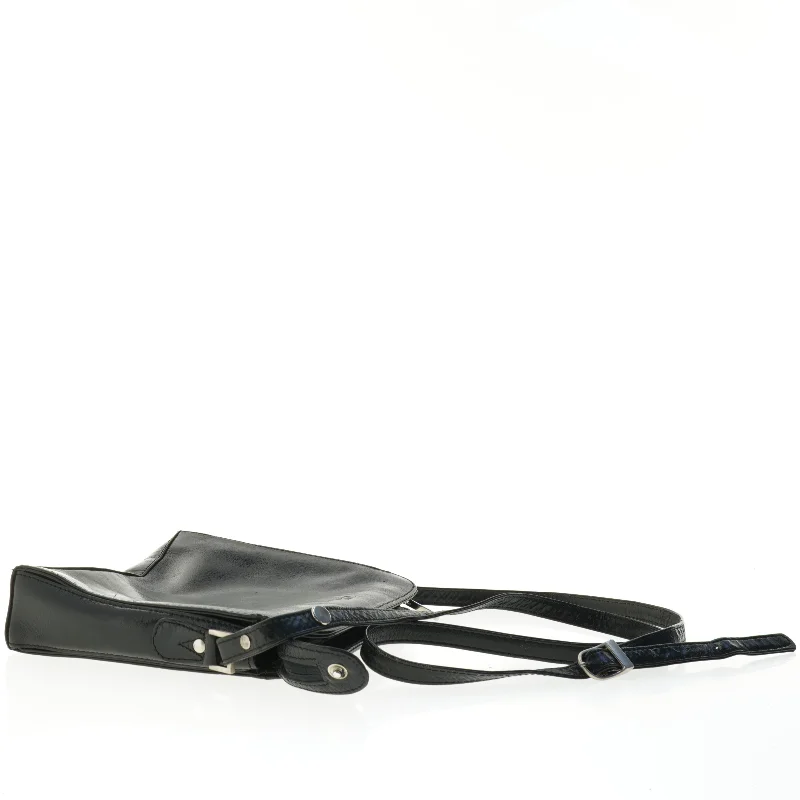 Sort Crossbody skuldertaske i læder fra The Monte (str. 25 x 20 cm)