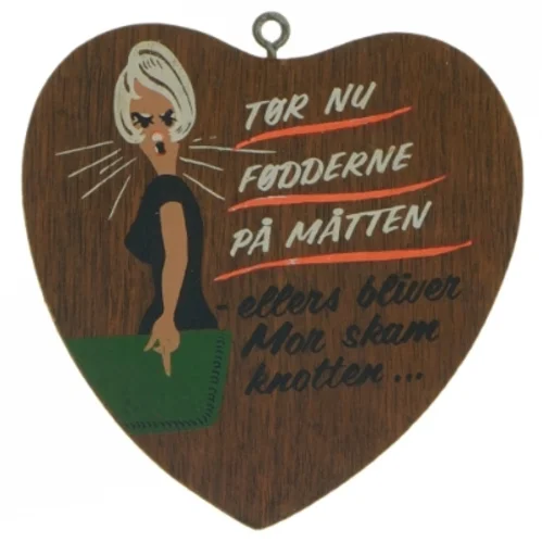 Hjerteformet vægskilt med humoristisk tekst (str. 13 cm)