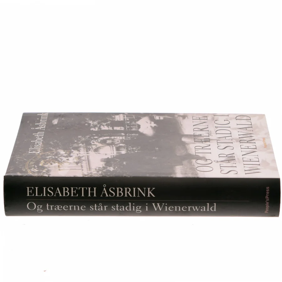 Og træerne står stadig i Wienerwald af Elisabeth Åsbrink (Bog)