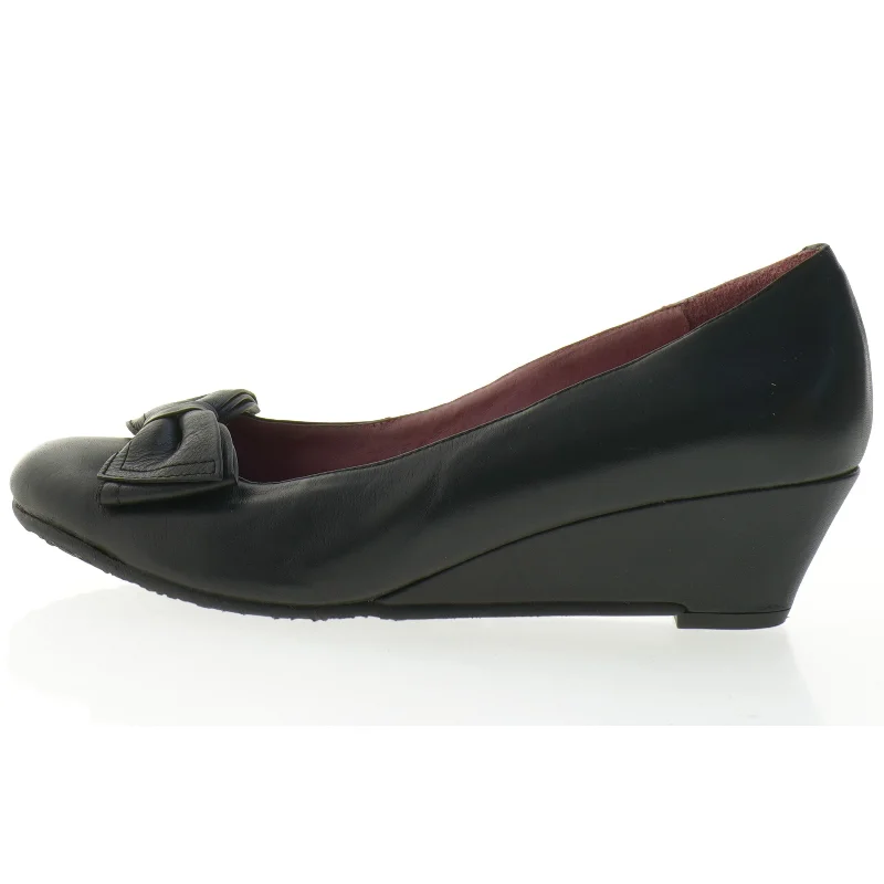 Sorte læder sko med kilehæl (str. 41)