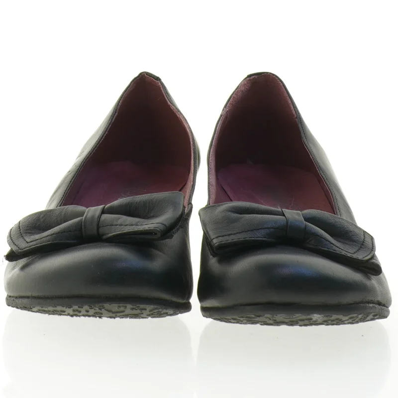 Sorte læder sko med kilehæl (str. 41)