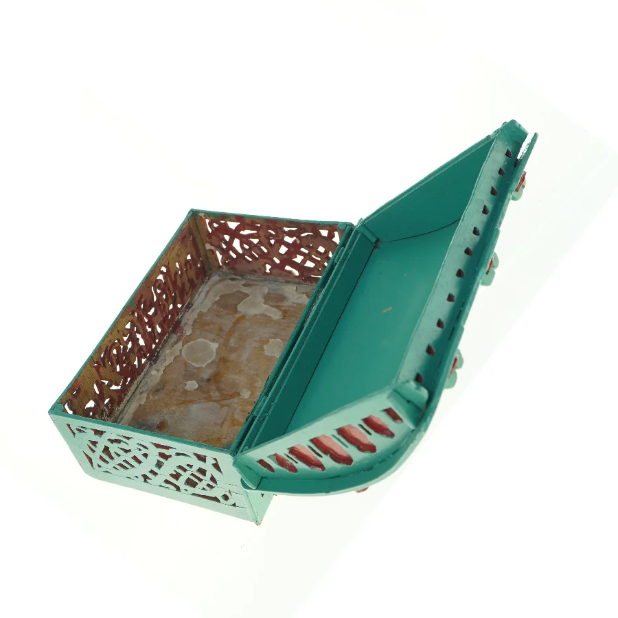 Udskåret trækasse (str. 31 x 23 x 16 cm)