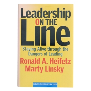 Leadership on the line : staying alive through the dangers of leading (Bog)
