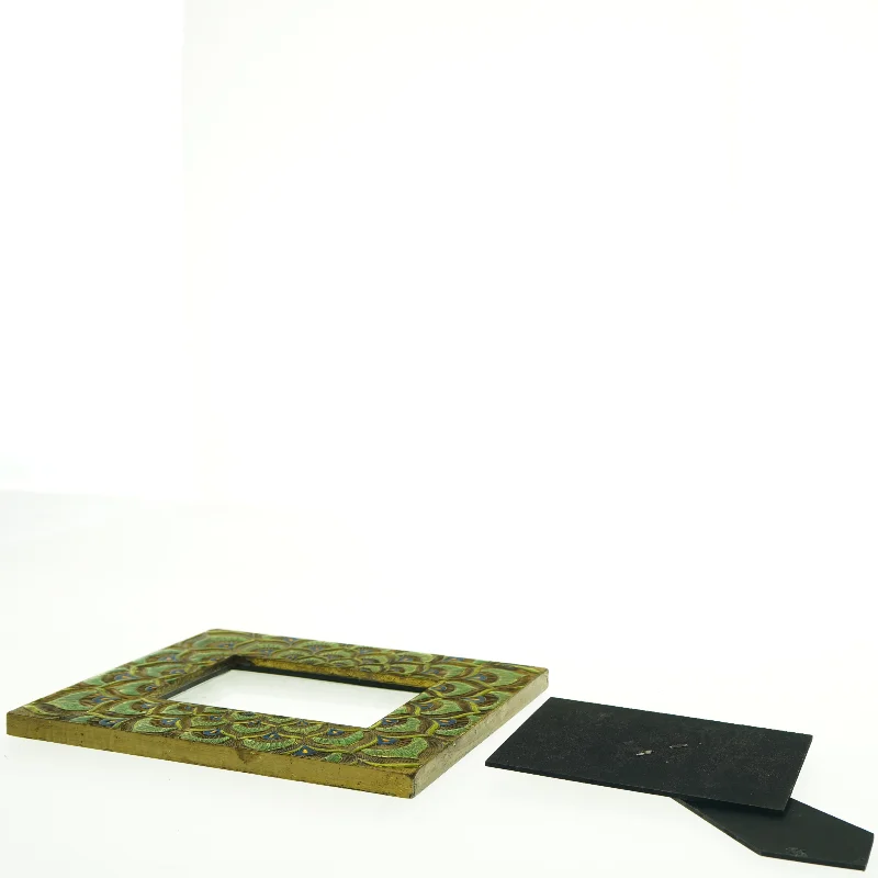 Påfugle Billedramme dekoreret med Påfuglefjer i relief og guld (str. Billedstørrelse 15 x 10 cm)