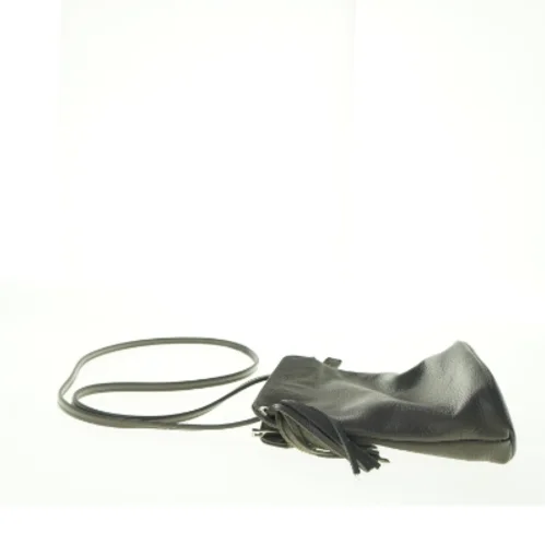 Lille grå skuldertaske i blødt læder med frynse kvast (str. 21,5 x 22 x 8 cm)