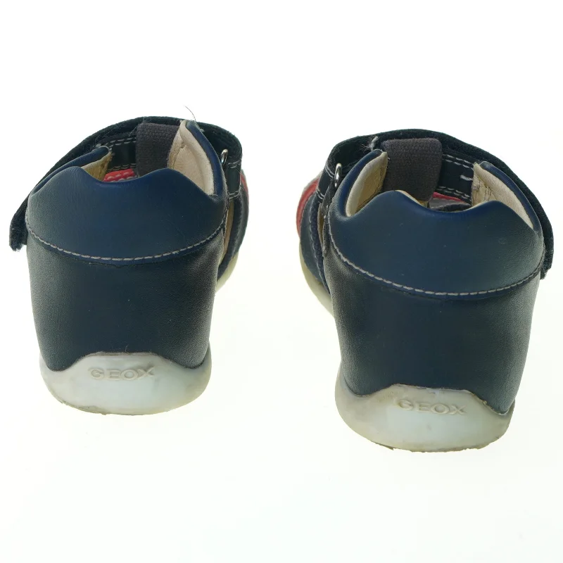 Sandaler i åndbart læder fra Geox (str. 24)