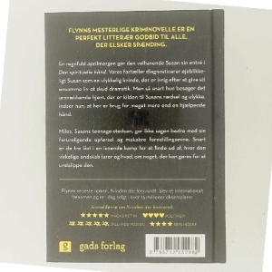 En hjælpende hånd af Gillian Flynn (Bog)