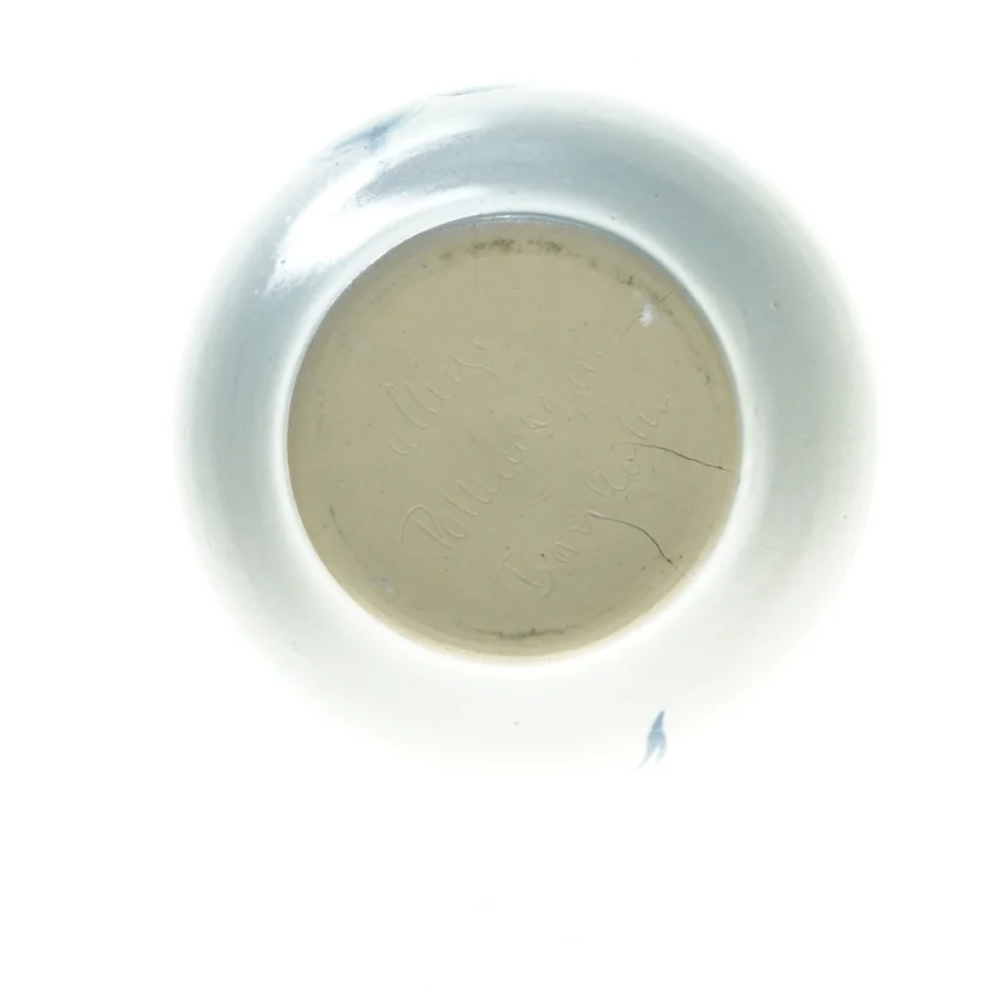 Allinge pottemageri Bornholm hånddrejet keramik vase med hvid glasur med håndmalet blå blomsterdekoration. Flot stand. (str. 15,5 x 11 cm)