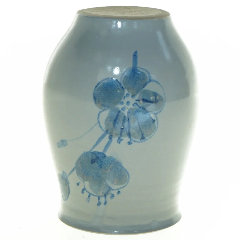 Allinge pottemageri Bornholm hånddrejet keramik vase med hvid glasur med håndmalet blå blomsterdekoration. Flot stand. (str. 15,5 x 11 cm)