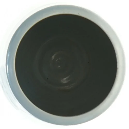 Allinge pottemageri Bornholm hånddrejet keramik vase med hvid glasur med håndmalet blå blomsterdekoration. Flot stand. (str. 15,5 x 11 cm)