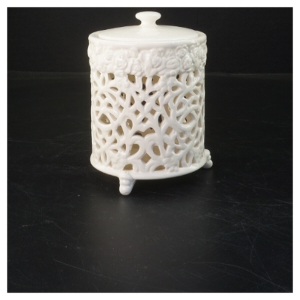 Dekorativ hvid keramisk potpourri beholder med låg (str. 13x10 cm)