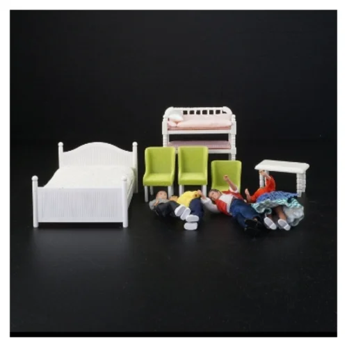 Dukkehusmøbler og figurer (str. 12 x 10 cm til 4 x 2 cm)