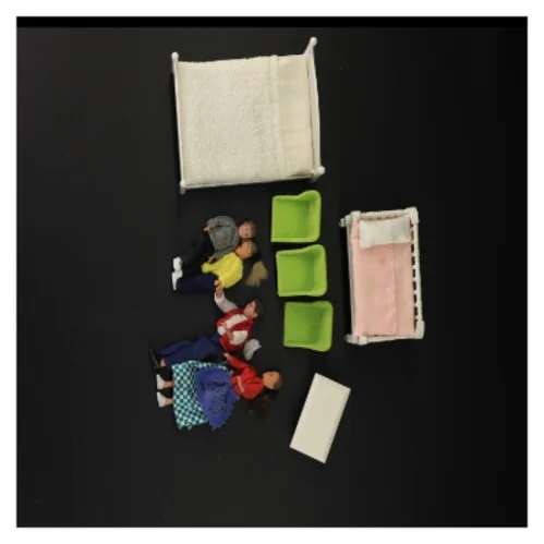 Dukkehusmøbler og figurer (str. 12 x 10 cm til 4 x 2 cm)