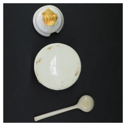 Honningkrukke med låg og ske (str. 10 komma 5 x 9 cm)