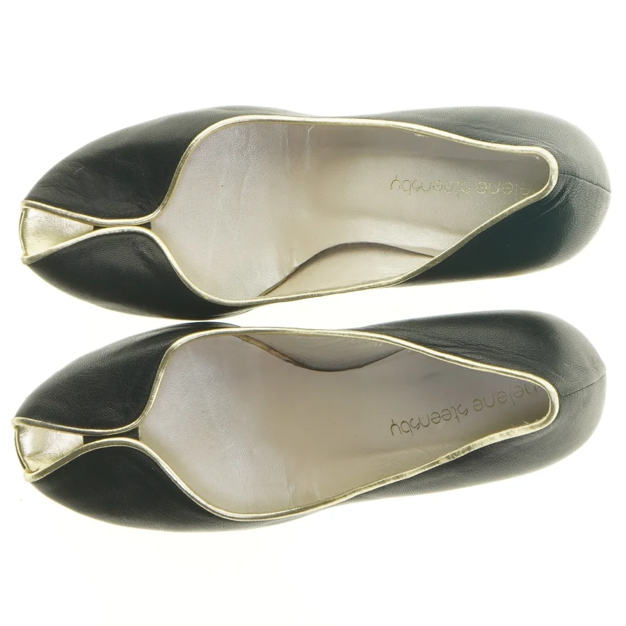 Sorte stiletter med guld detalje (str. 39)