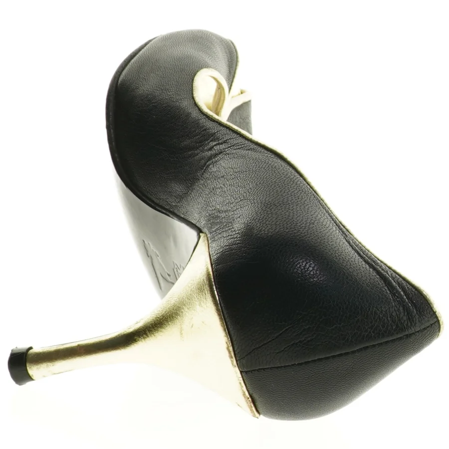 Sorte stiletter med guld detalje (str. 39)