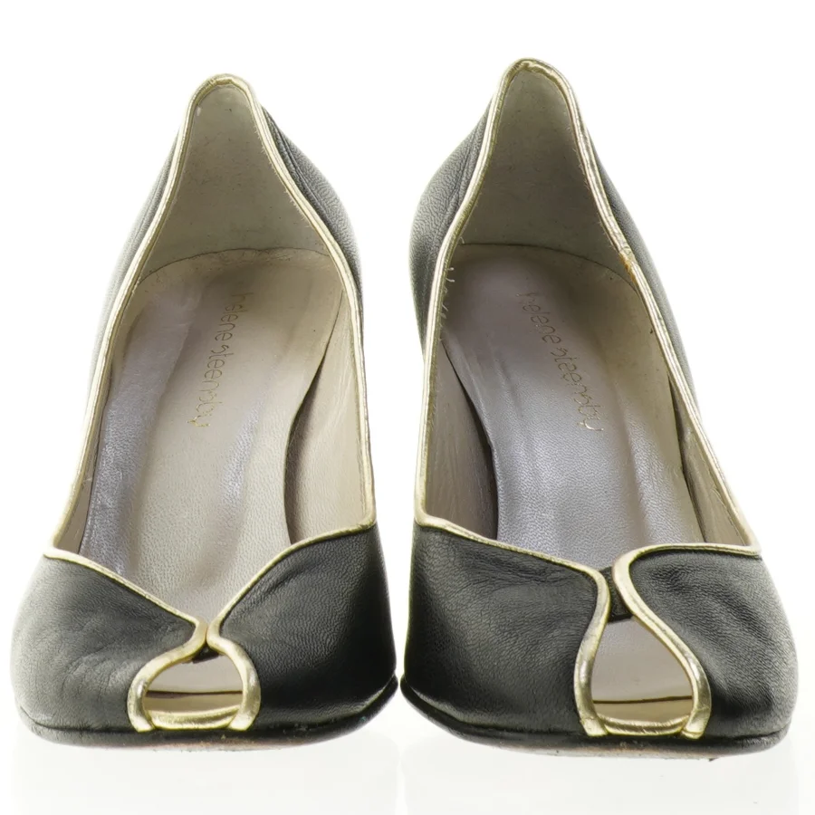 Sorte stiletter med guld detalje (str. 39)