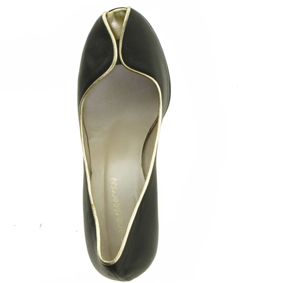 Sorte stiletter med guld detalje (str. 39)