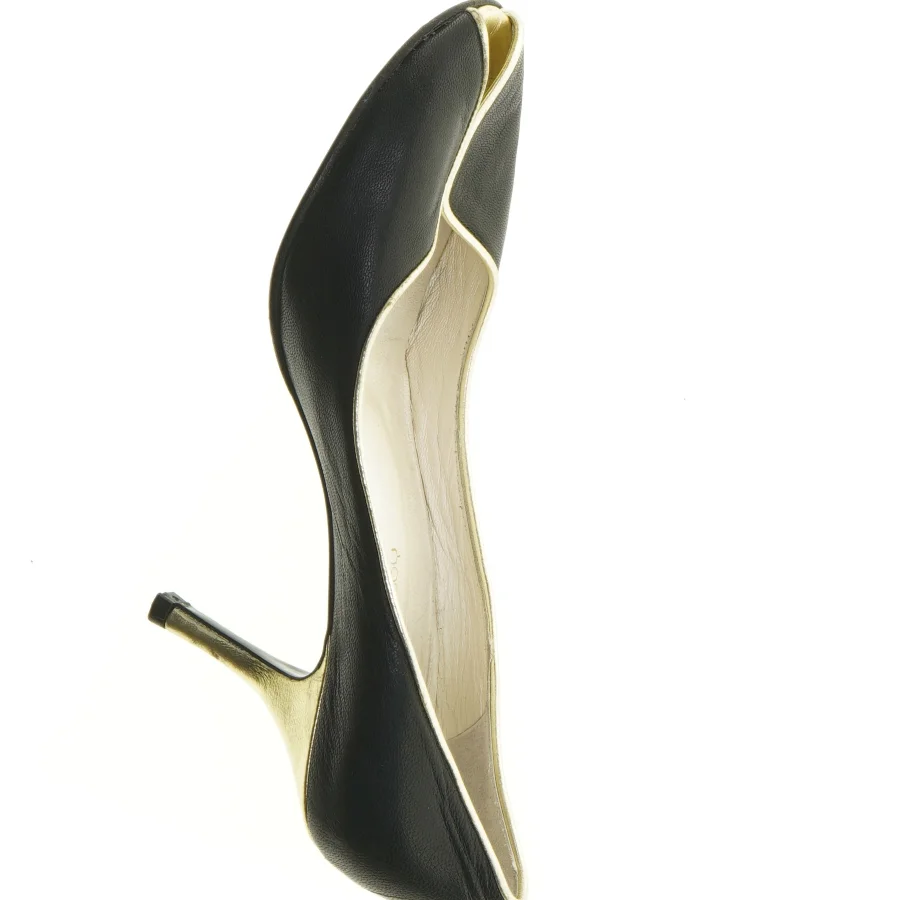 Sorte stiletter med guld detalje (str. 39)