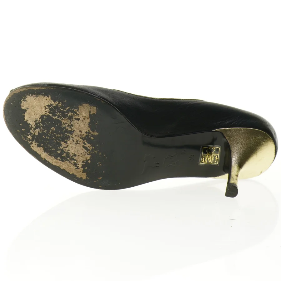 Sorte stiletter med guld detalje (str. 39)