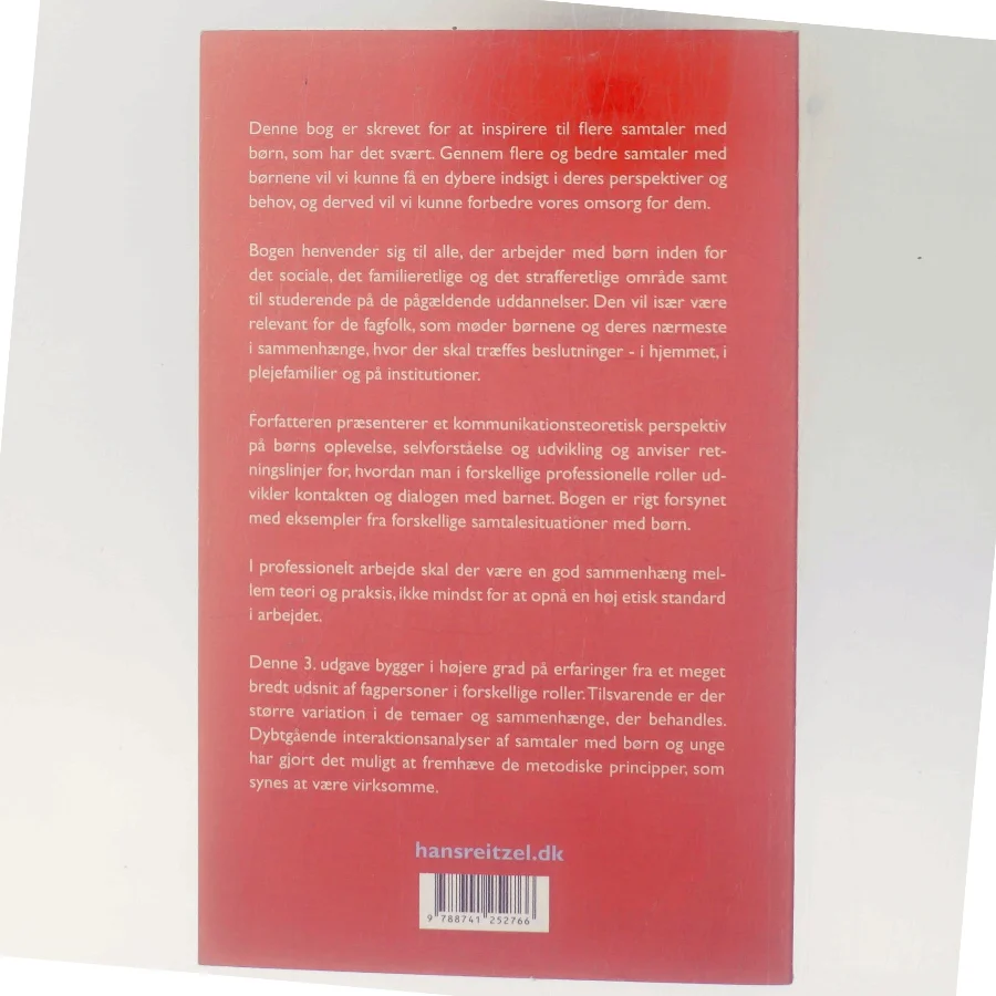 At tale med børn : metodiske samtaler med børn i svære livssituationer af Haldor Øvreeide (Bog)