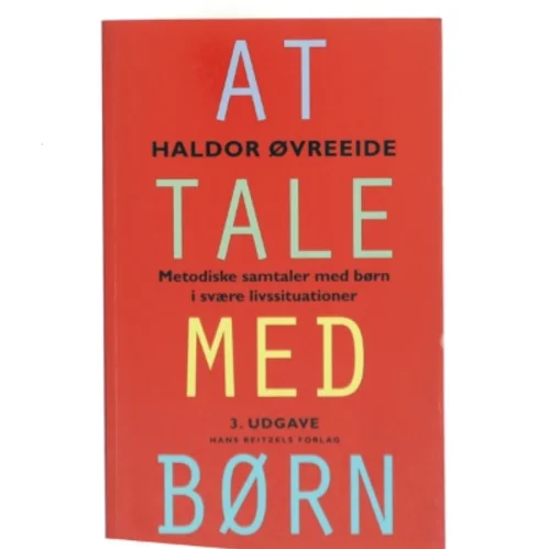 At tale med børn : metodiske samtaler med børn i svære livssituationer af Haldor Øvreeide (Bog)