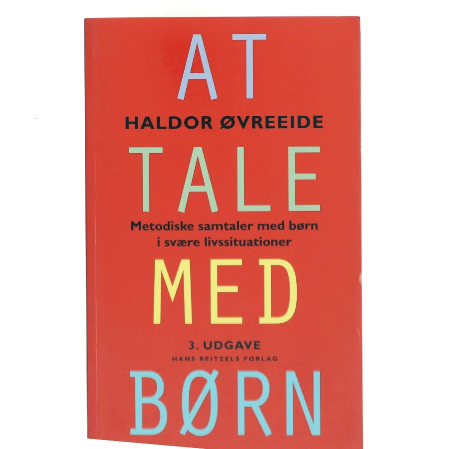 At tale med børn : metodiske samtaler med børn i svære livssituationer af Haldor Øvreeide (Bog)