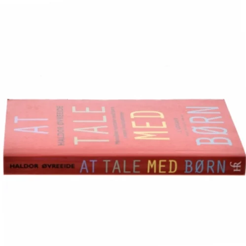 At tale med børn : metodiske samtaler med børn i svære livssituationer af Haldor Øvreeide (Bog)