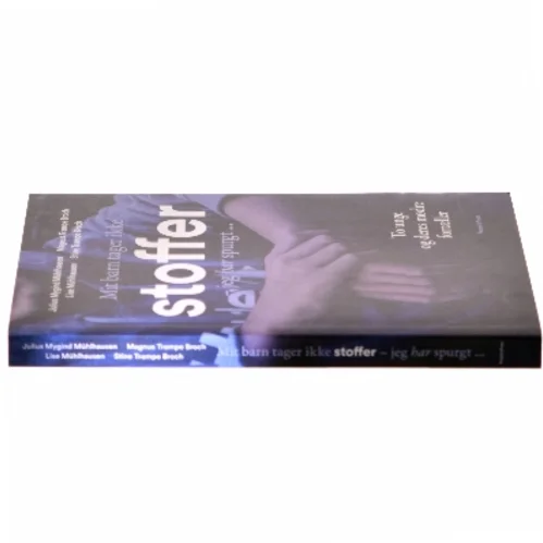 Mit barn tager ikke stoffer - jeg har spurgt : to unge og deres mødre fortæller af Julius Mygind Mühlhausen (Bog)