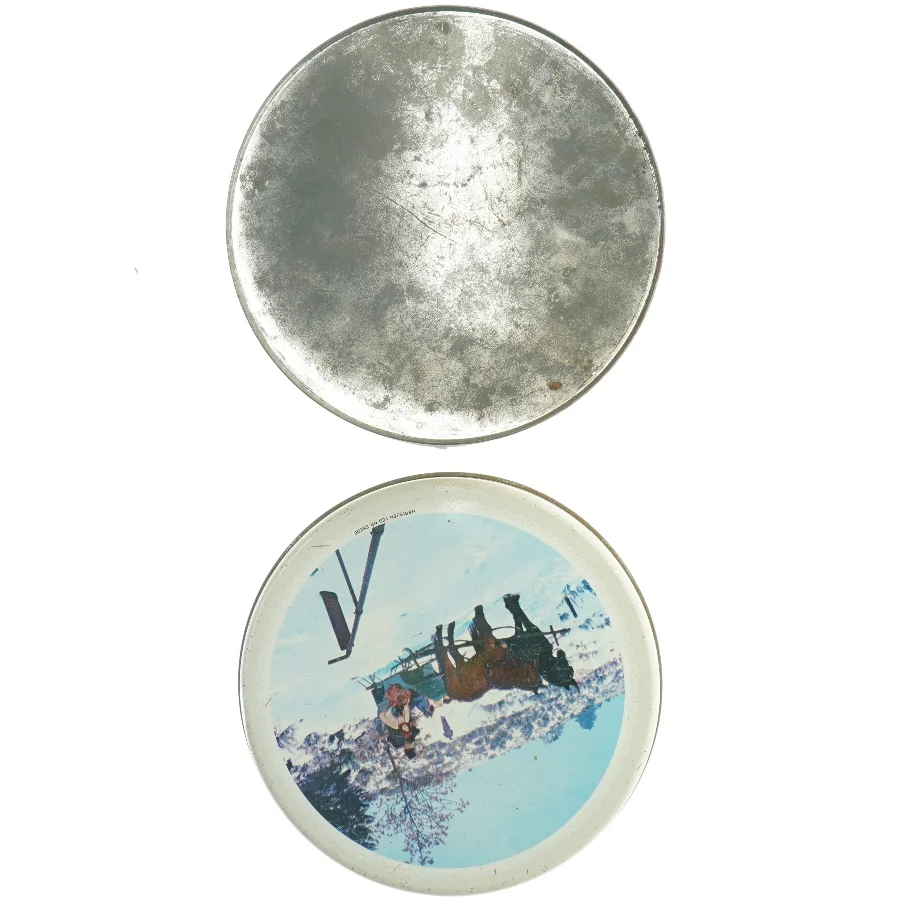 Metal kagedåse med heste, kane i vintermotiv (str. Diameter, 22 cm h 8 cm)