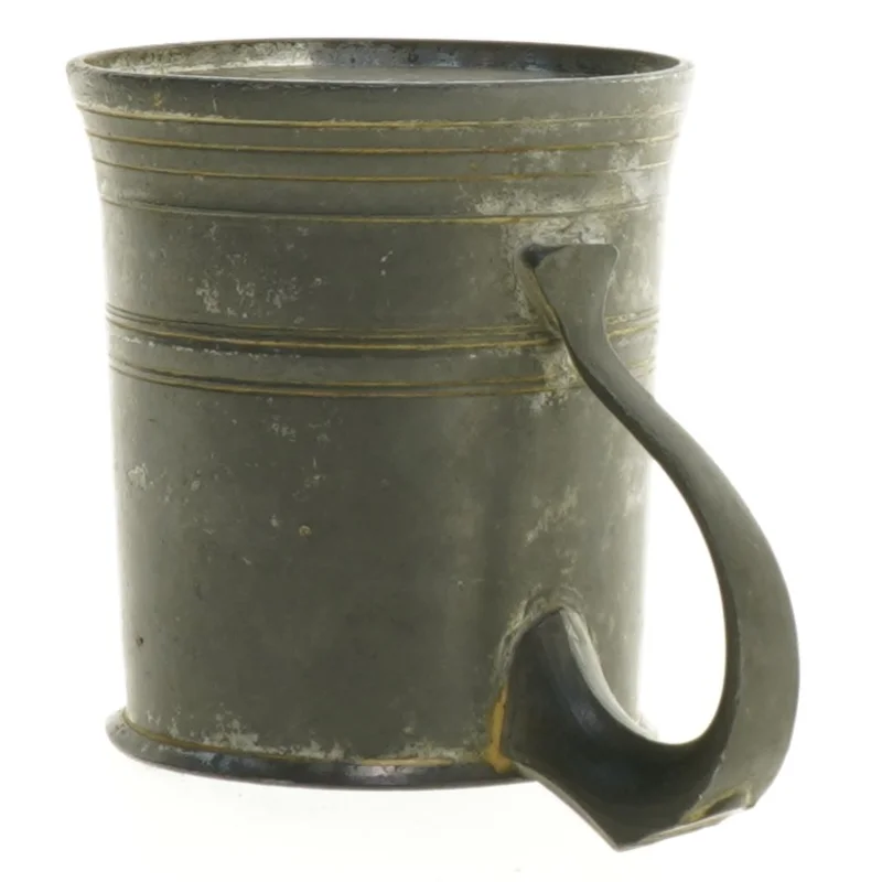 Gammel målebæger i metal (str. 9 x 8 cm)